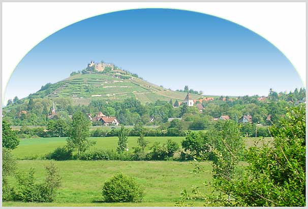 Blick vom Ortsteil Grunern auf den Staufener Schlossberg