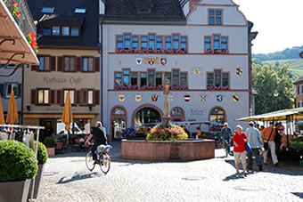Marktplatz mit Rathaus Staufen im Breisgau