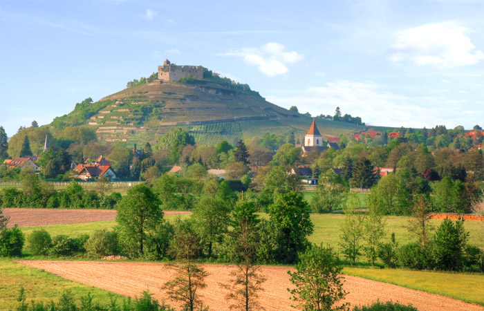 Blick vom Ortsteil Grunern auf den Staufener Schlossberg