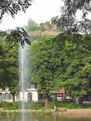 Staufener Bahnhof mit Burg im Hintergrund